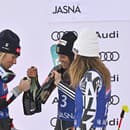 Švédska lyžiarka Sara Hectorová (uprostred) oslavuje so šampanským víťazstvo v obrovskom slalome žien v rámci Svetového pohára v alpskom lyžovaní v Jasnej. Druhá skončila Američanka Mikaela Shiffrinová (vľavo) a tretia bola Alice Robinsonová (vpravo) z Nového Zélandu.