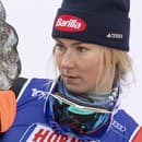 Americká lyžiarka Mikaela Shiffrinová si pozerá trofej za druhé miesto v obrovskom slalome žien v rámci Svetového pohára v alpskom lyžovaní v Jasnej.