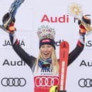 Americká lyžiarka Mikaela Shiffrinová sa raduje na pódiu z víťazstva v slalome v rámci Svetového pohára v alpskom lyžovaní v Jasnej