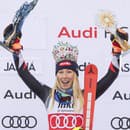 Americká lyžiarka Mikaela Shiffrinová sa raduje na pódiu z víťazstva v slalome v rámci Svetového pohára v alpskom lyžovaní v Jasnej