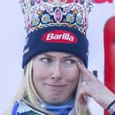 Na snímke americká lyžiarka Mikaela Shiffrinová na pódiu po víťazstve v slalome.