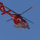 Vrtuľník transportuje Mikaelu do nemocnice na vyšetrenie.