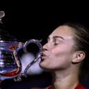 Arina Sobolenková pózuje s trofejou.