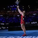 Arina Sobolenková pózuje s trofejou.