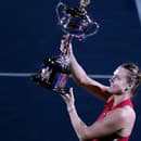 Arina Sobolenková pózuje s trofejou.