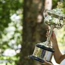 Arina Sobolenková pózuje s trofejou, po tom, čo obhájila titul v ženskej dvojhre na Australian Open. 