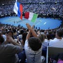 Dominikánska herečka odhalila trofej pred začiatkom mužského finále na Australian Open. Fanúšikovia zostali v šoku.