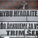 Na snímke prázdny sektor fanklubu Michaloviec s transparentom na protest proti odvolaniu trénera Petra Kúdelku v dohrávke 33. kola Tipos extraligy HK Dukla Ingema Michalovce – HC Košice. 
