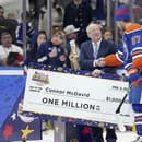 Connor McDavid získal odmenu milión dolárov za víťazstvo v súťažiach zručností.