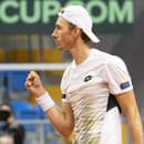 Na snímke slovenský tenista Lukáš Klein počas úvodnej dvojhry kvalifikačného duelu.