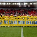 Oba tímy pred zápasom podporili Ukrajinu.
