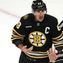 Kapitán Bostonu Brad Marchand mal po Pospíšilovom ataku zranený nos.