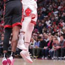 DeMar DeRozan z tímu Chicago Bulls strieľa, bráni ho Haywood Highsmith z Miami Heat
