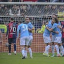 Futbalisti Lazia sa tešia po góle, vpravo sklamaný slovenský futbalista Adam Obert z Cagliari.