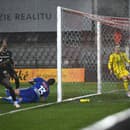 Na snímke tretí zľava Hilary Gong (AS Trenčín) oslavuje gól v sieti brankára Cristiana Pereiru Figueireda (FC Košice).
