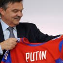Na fotografii (zľava) bývalý prezident IIHF René Fasel a prezident Ruska Vladimir Putin.