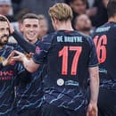 Futbalista Manchestru City  Bernardo Silva (vľavo) sa teší so spoluhráčmi po strelení gólu.