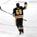 Bývalý hokejista a kapitán Pittsburghu Penguins Jaromír Jágr máva divákom po rozcvičke a slávnostnom vyvesení svojho dresu s číslom 68.