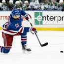  Hokejista New Yorku Rangers Vincent Trocheck strieľa na bránu