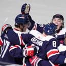 Hokejista Washingtonu Capitals Alex Ovečkin (8) sa teší so spoluhráčmi po strelení gólu