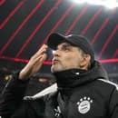 Na archívnej snímke zo 17. decembra 2023 tréner Bayernu Mníchov Thomas Tuchel zdraví fanúšikov pred zápasom nemeckej Bundesligy bayern Mníchov - Stuttgart v Mníchove.