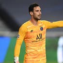 Futbalový brankár Paris St. Germain Sergio Rico sa po mesiaci v kóme vracia.