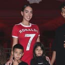 Georgina Rodriguezová na Paris Fashion Week zažiarila v červených šatách pripomínajúcich dres jej priateľa Cristiana Ronalda.