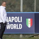 Tréner Francesco Calzona na lavičke SSC Neapol. 