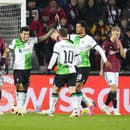 Hráč Liverpoolu Luis Diaz (uprostred) sa teší so spoluhráčmi po strelení gólu.