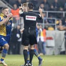 Na snímke zľava Milan Šimčák, Tomáš Huk (obaja DAC) a hlavný rozhodca Filip Glova.