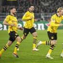 Hráč Dortmundu Jadon Sancho (druhý sprava) oslavuje gól so spoluhráčmi. 