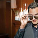 Tieto okuliare majú názov Mr. Federer (Cena: 413 €).