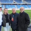 Tréner Weiss ukázal štadión Masného vnučke, réner Weiss ukázal štadión Masného vnučke,
Tóthovi i legendárnemu Bélovi (vpravo).