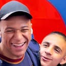 Kylian Mbappé s mladým fanúšikom Arsenalu.