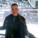 Na hokejový zápas Slovana s Košicami prišla aj sexi speváčka Martina Schindlerová, ktorá spievala aj hymnu.