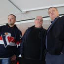Legendy nášho hokeja Vinco Lukáč a Dárius Rusnák sa stretli v hľadisku počas zápasu Slovana s Košicami.