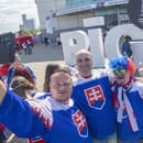 Na snímke slovenskí fanúšikovia pózujú pred Riga Arénou.
