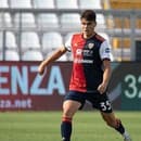 Slovenský futbalový obranca Adam Obert v drese Cagliari Calcio.