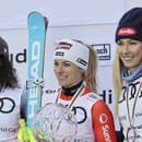 Federica (vľavo) a Mikaela (vpravo) na stupni víťazov spolu s Larou Gutovou-Behramiovou.