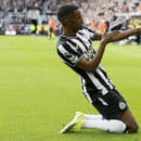 Na snímke švédsky útočník Newcastle Alexander Isak oslavuje svoj gól.