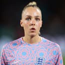 Anglická futbalová reprezentantka Ellie Roebucková sa na dlhé týždne vytratila z trávnikov. 