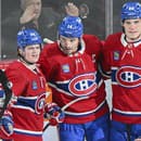 Hokejista Nick Suzuki (14) z Montrealu Canadiens sa raduje z gólu s Colom Caufieldom (22) a Jurajom Slafkovským.