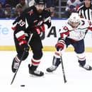  Slovenský obranca Martin Fehérváry (42) z Washingtonu Capitals a Alex Tuch (89) z Buffala Sabres v súboji o puk