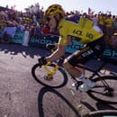 Dánsky cyklista Jonas Vingegaard v žltom drese pre celkového lídra na Tour de France 2023