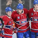Hokejista Nick Suzuki (14) z Montrealu Canadiens sa raduje z gólu s Colom Caufieldom (22) a Jurajom Slafkovským.