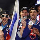 Slovenskí hokejisti počas osláv zisku strieborných medailí na hokejových MS 2012 v Helsinkách.