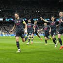 Hráči Manchesteru City oslavujú úvodný gól Bernarda Silvu.