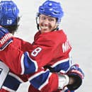 Juraj Slafkovský (20) z Montrealu Canadiens sa raduje z gólu so spoluhráčom Mikeom Mathesonom.