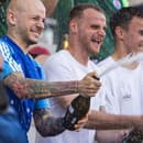 Kapitán Slovana Vladimír Weiss ml. si užíva majstrovské oslavy so spoluhráčmi.