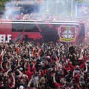 Fanúšikovia vítajú tímový autobus futbalistov Bayeru Leverkusen.